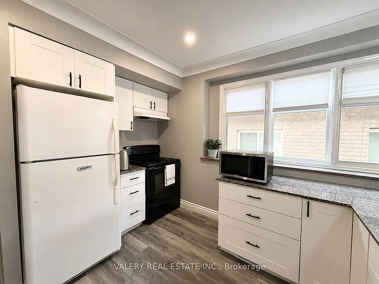 1102 Langlois Ave — Photo 5
