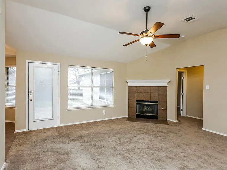 1037 Harriman Dr — Photo 6
