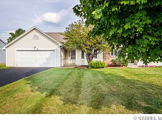 30 Hampton Ln, Fairport, NY