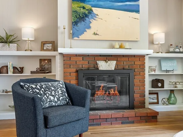 12 Seagull St, Rockport, MA 01966