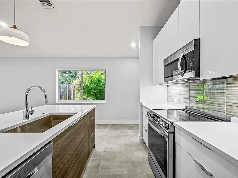828 NE 17th Way — Photo 5