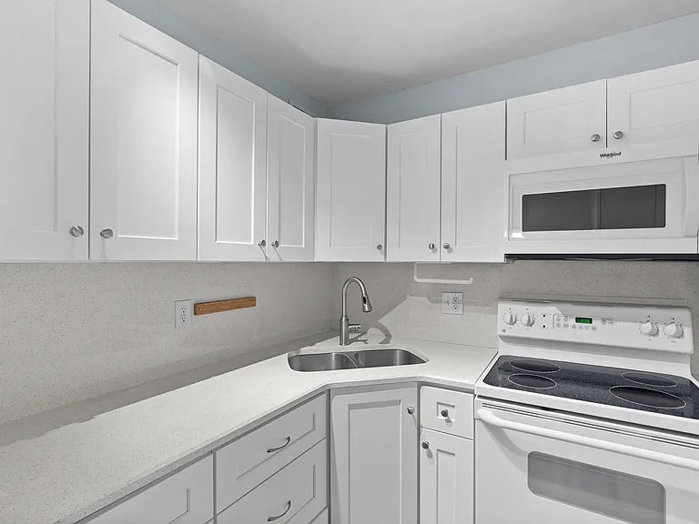 209 NE Lincoln Cir N #109 — Photo 6