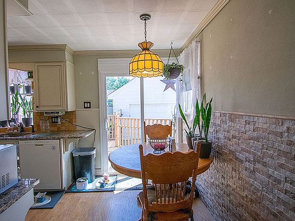 Eat-in Kitchen