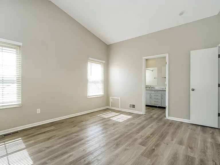 1127 Crestview St — Photo 11