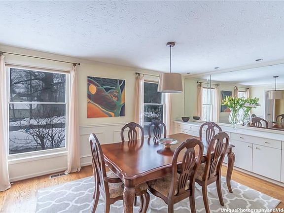3rd image of 29 Oak Meadow Trl