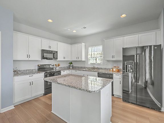3rd image of 226 Clydesdale Cir