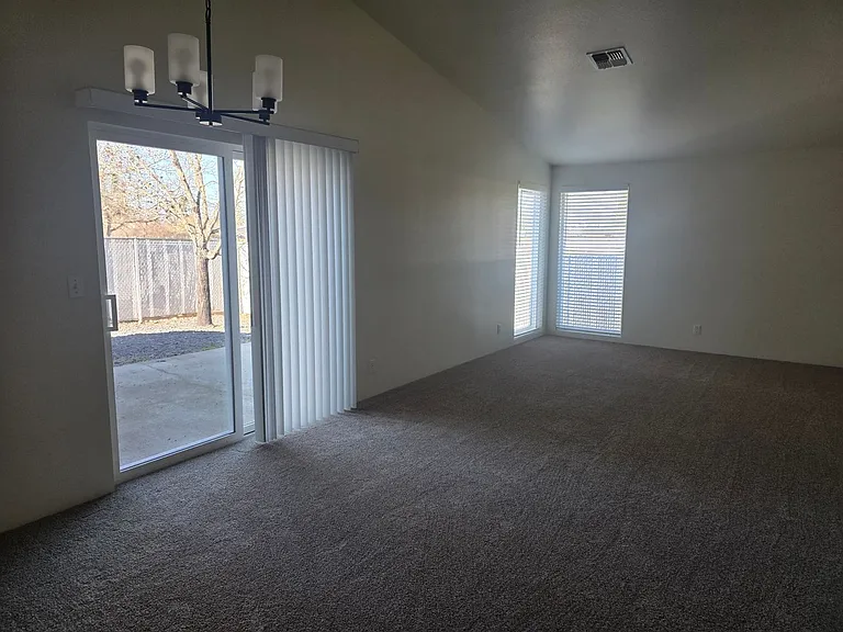 1151 Willow Ln — Photo 3
