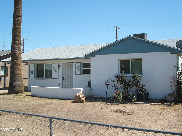 7821 W Clarendon Ave — Photo 1