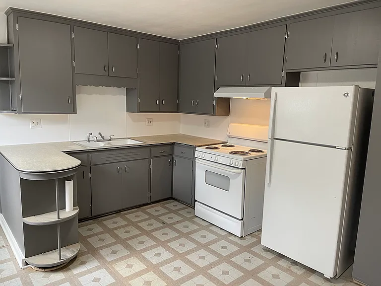 1951 N Summit St — Photo 2