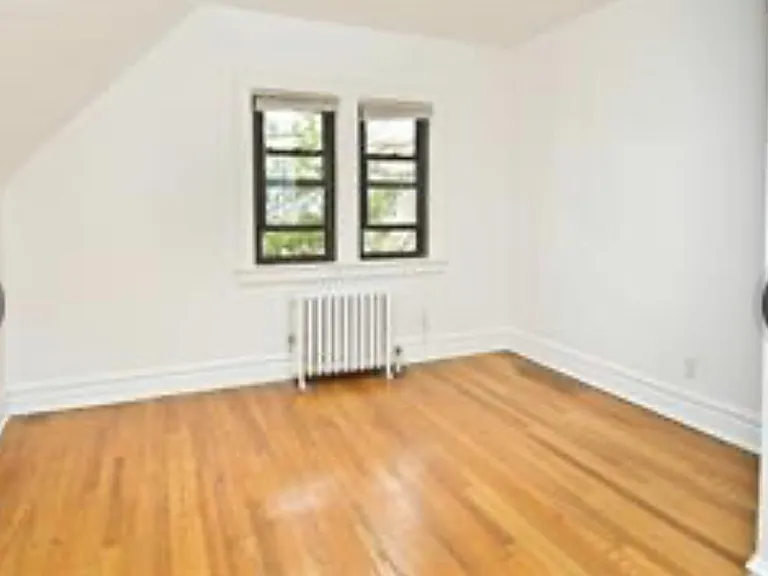 Larchmont Acres — Photo 3