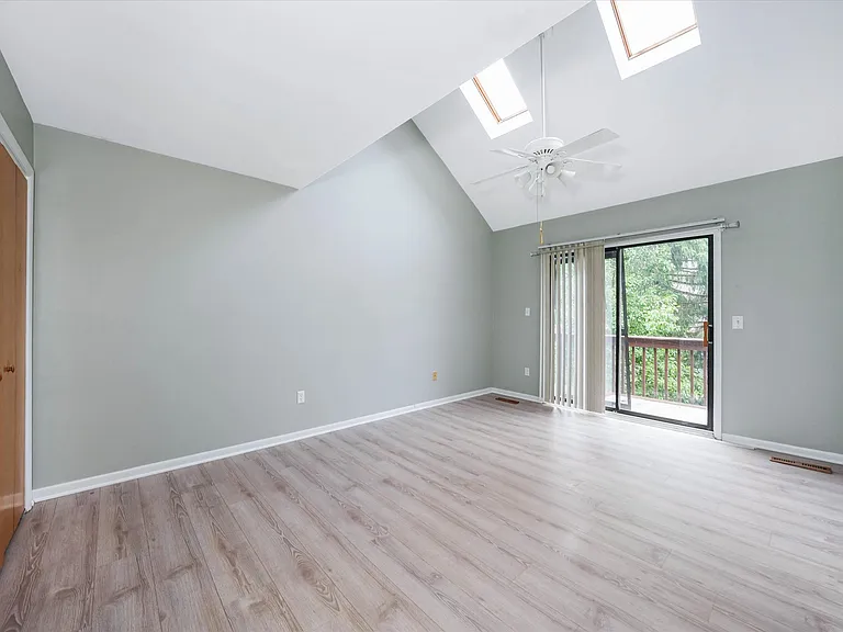 8 Foxtail Ct — Photo 30