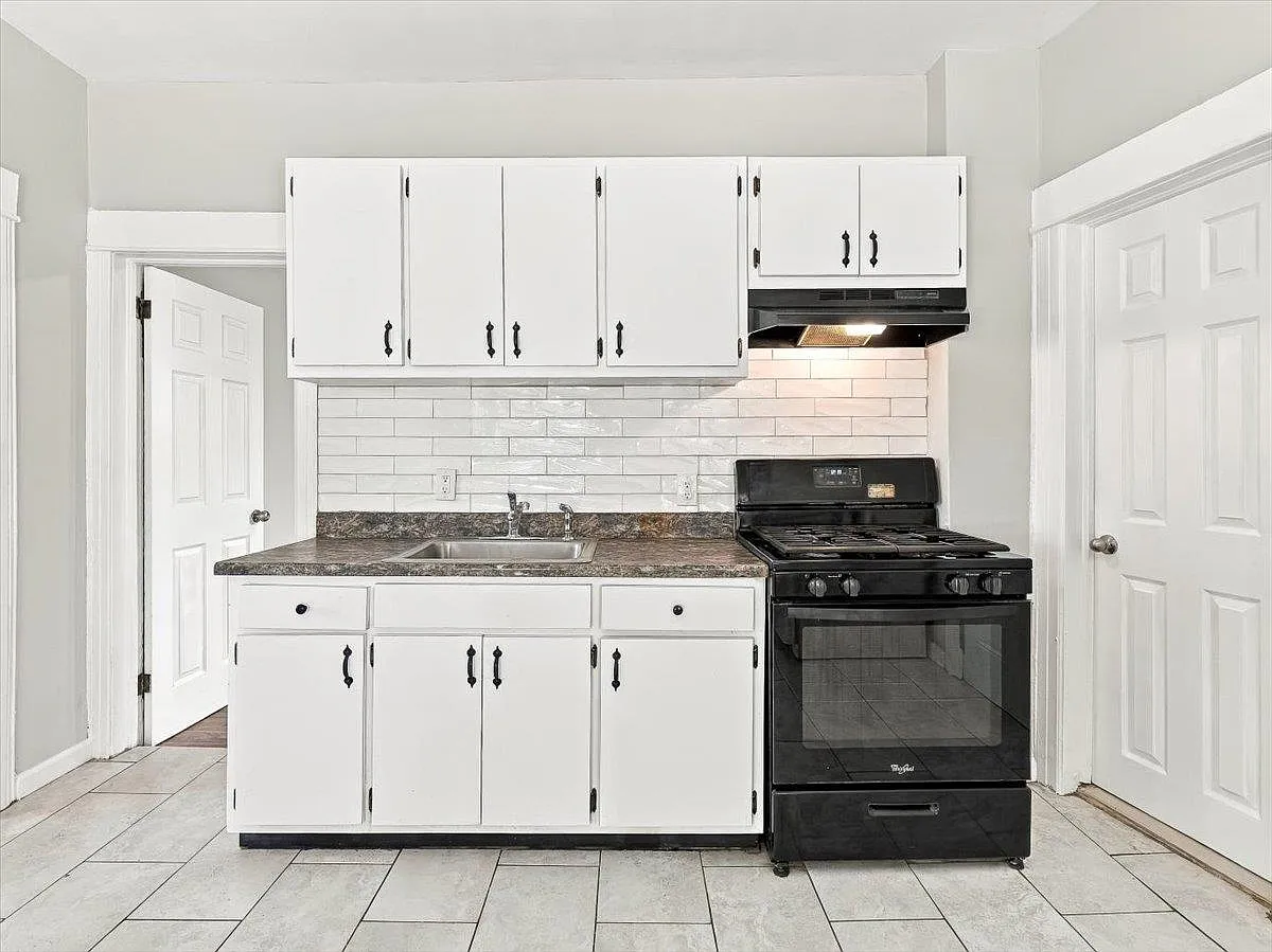 2 bed, 1.0 bath, $1,500 — Photo 2