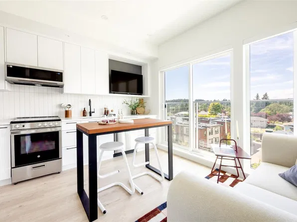 1075 Tillicum Rd #616, Esquimalt, BC V9A 2A4