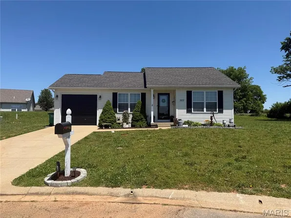 327 Bucking Horse Dr, Farmington, MO 63640