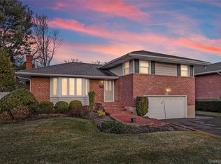 26 Glenwood Road, Plainview, NY 11803