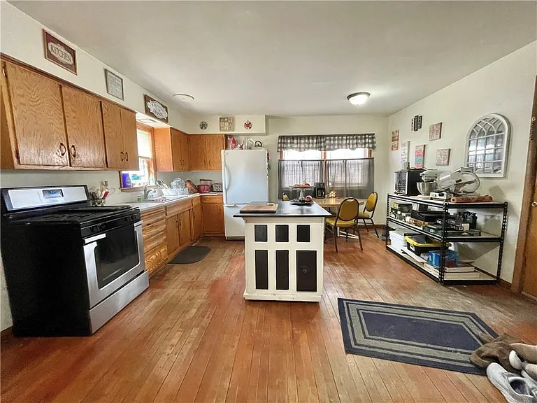 528 Germania St — Photo 5