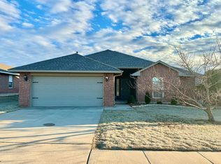 612 SW 41st St, Moore, OK 73160