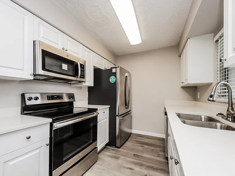 242 Cheshire Ct — Photo 6