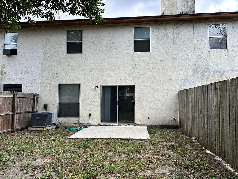 1114 Romaine Cir W — Photo 15