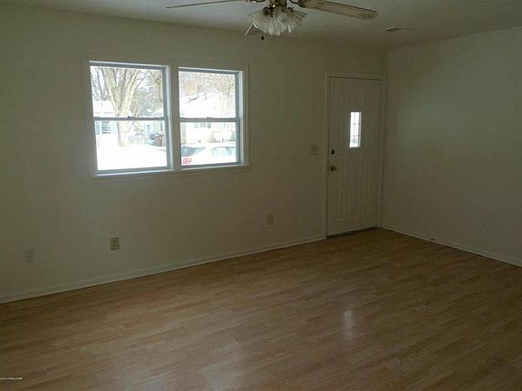 3rd image of 905 Poxson Ave