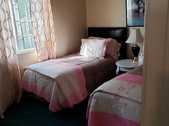 Bedroom 2 with twin beds