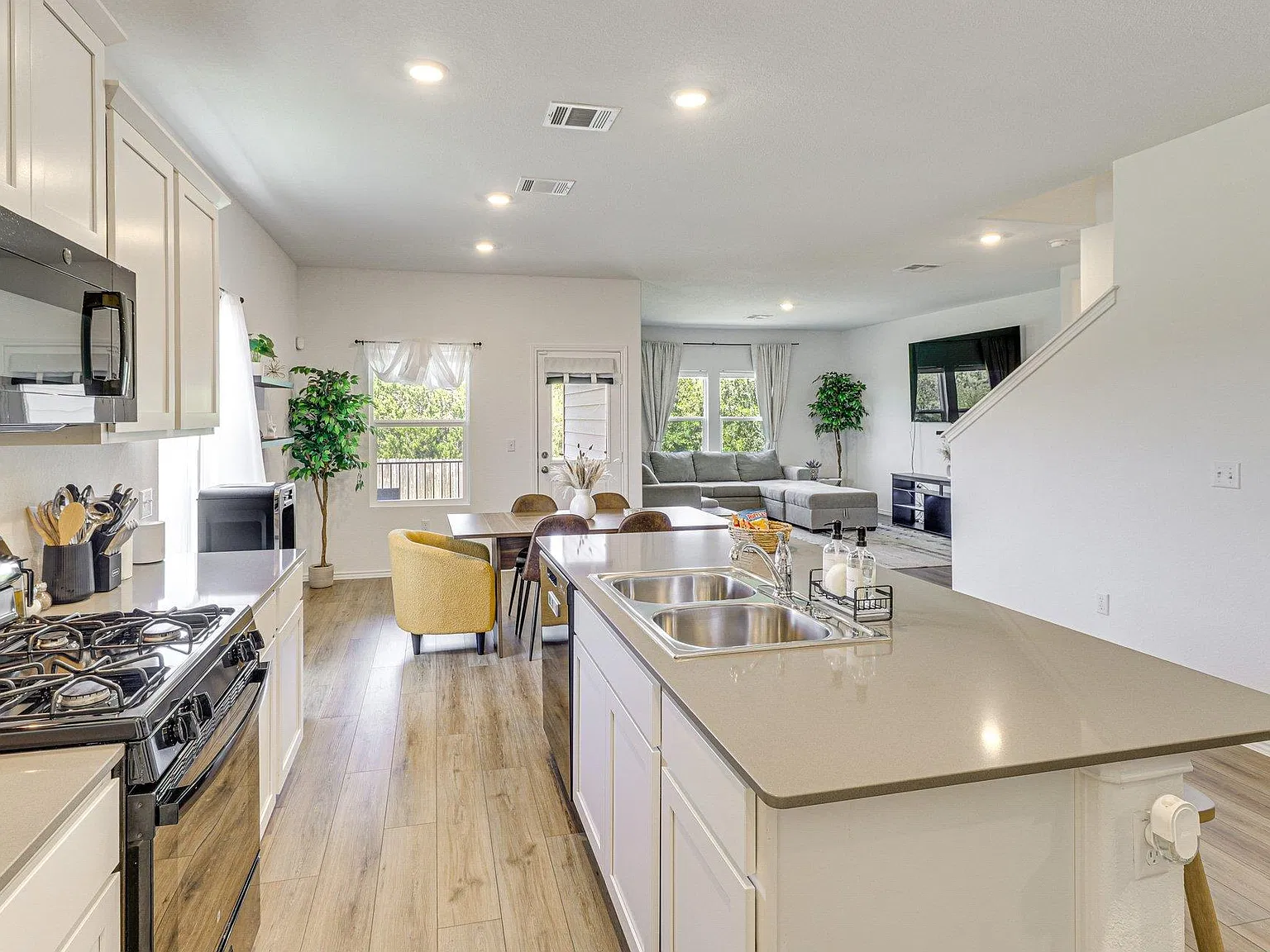 4 bed, 2.5 bath, 2467 sqft, $3,650 — Photo 4