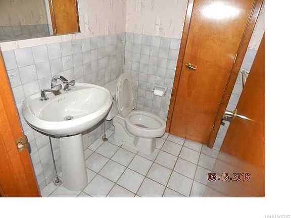 4th image of 38 Pine Ct N