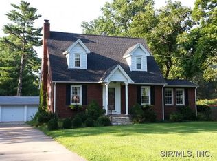 712 Ramona Pl, Godfrey, IL 62035