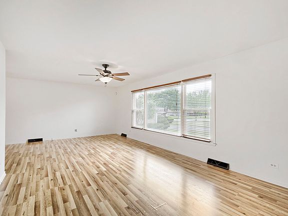 3rd image of 816 W Heritage Dr