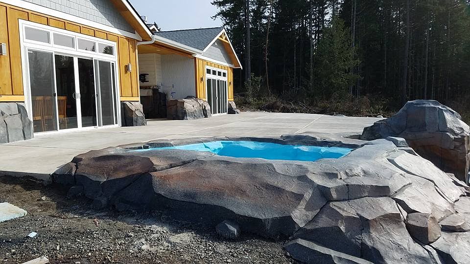 Custom concrete jacuzzi 