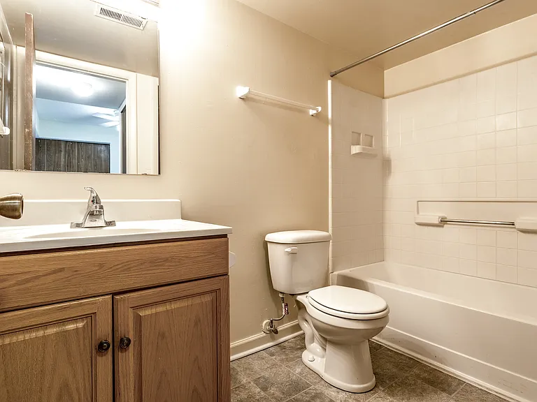 Bay Pointe Apartments — Photo 15