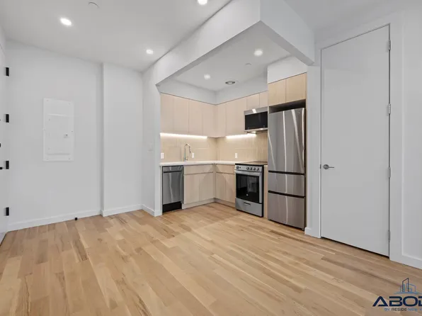 558 Sackett Street image 4 of 24