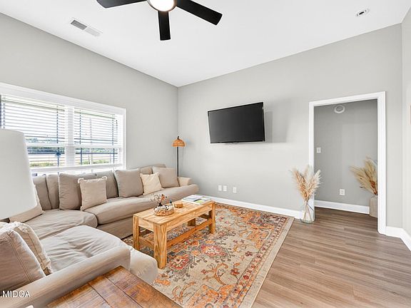 5th image of 610 Daisy Dr