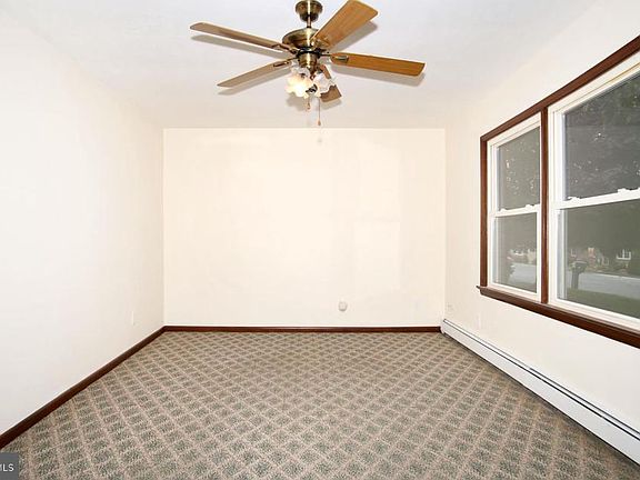2nd image of 927 Oak Ln #L-0927