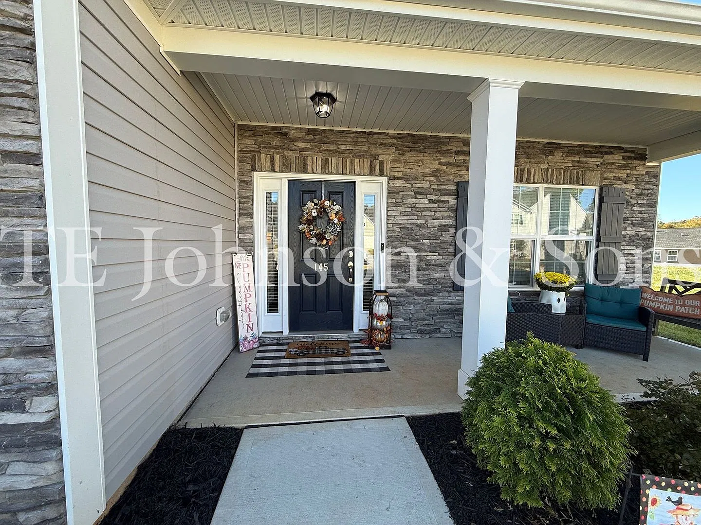 Spacious 5-Bedroom Home with Main-Level Primary Suite, Fireplace & Modern Finishes! — Photo 3
