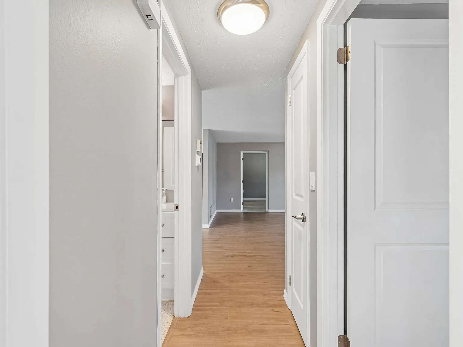 3 bed, 1118 sqft, $2,200 — Photo 3