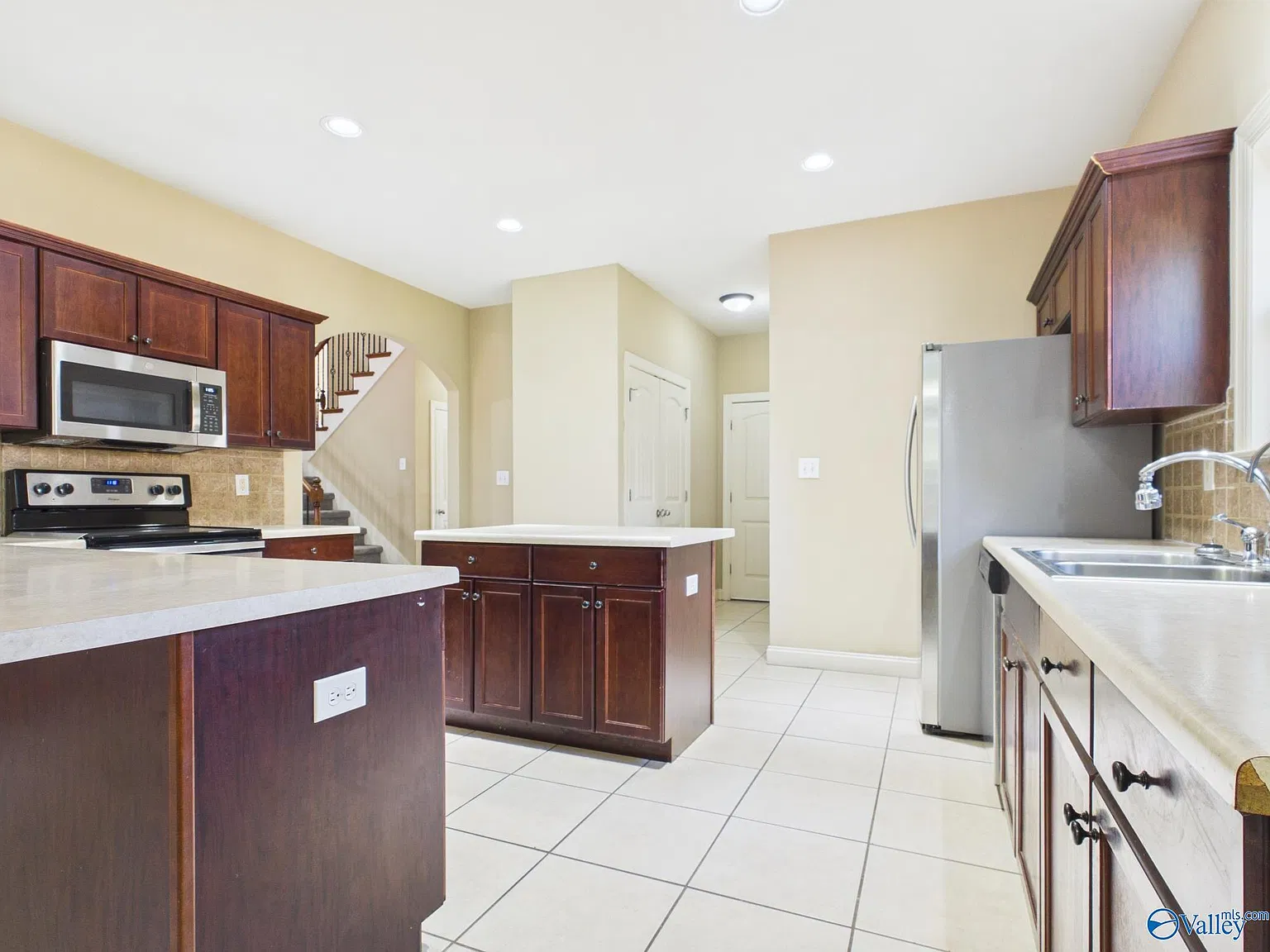 4 bed, 2.5 bath, 2650 sqft, $2,600 — Photo 3