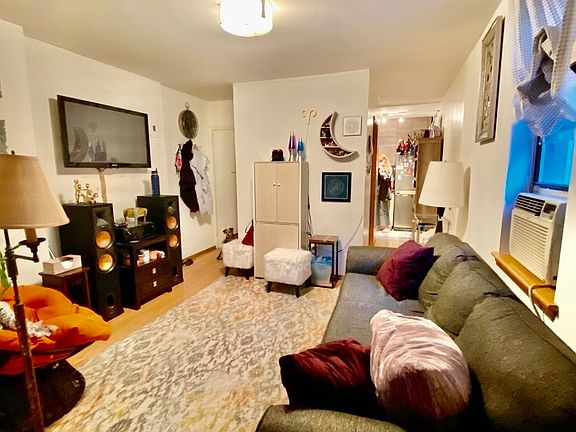 3rd image of 100 Saint Marks Pl APT 8