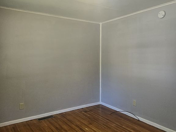 3rd image of 4643 Gladstone St