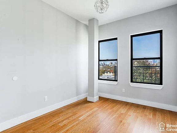 4th image of 242 Montrose Ave