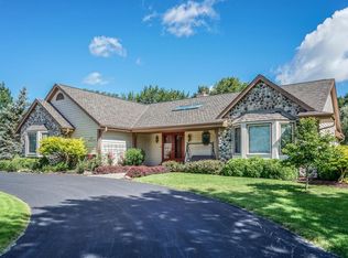 N77W16336 Overlook Dr, Menomonee Falls, WI 53051