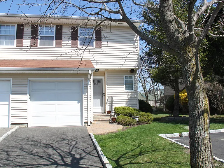 100 Woodlake Dr W — Photo 1