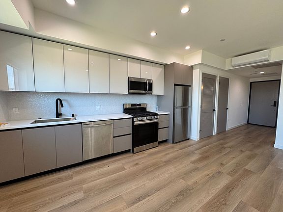 3rd image of 955 Fedora St #302