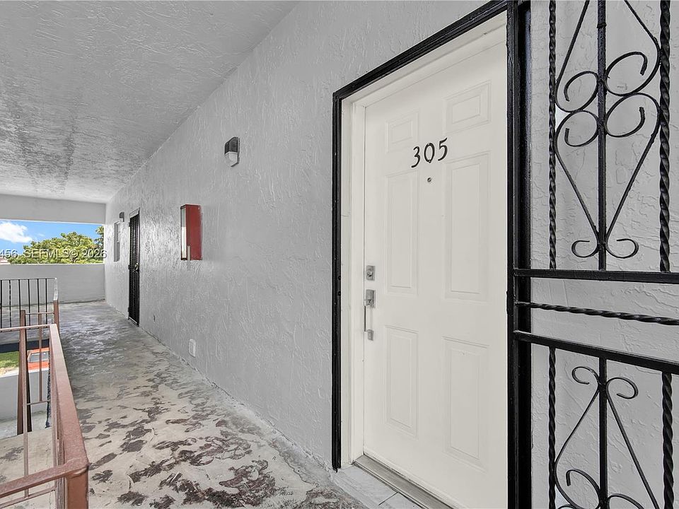 1st image of 1555 W 44th Pl APT 305