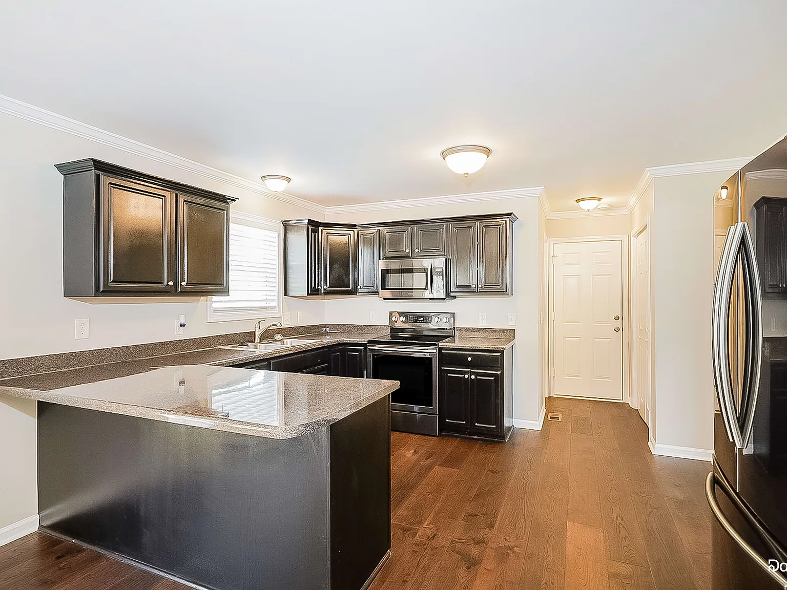 3 bed, 2.5 bath, 1956 sqft, $2,380 — Photo 2