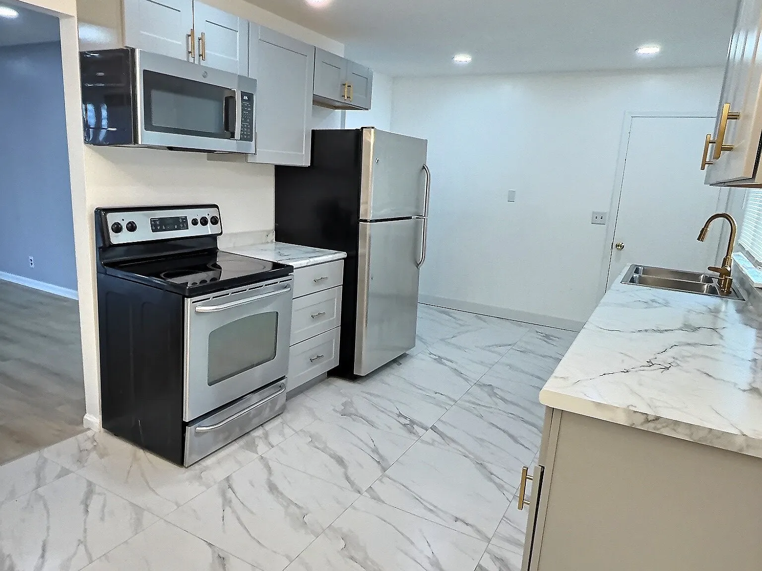 3 bed, 1008 sqft, $1,900 — Photo 3