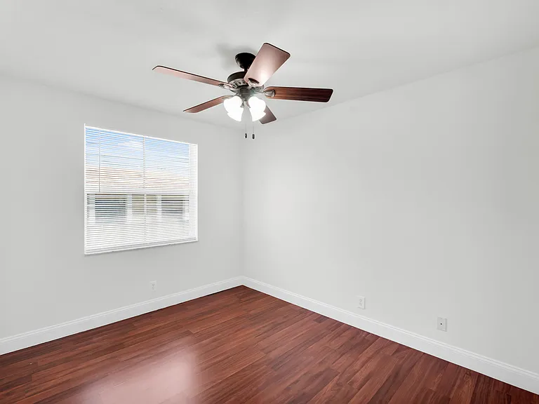 2581 Riverside Dr — Photo 13