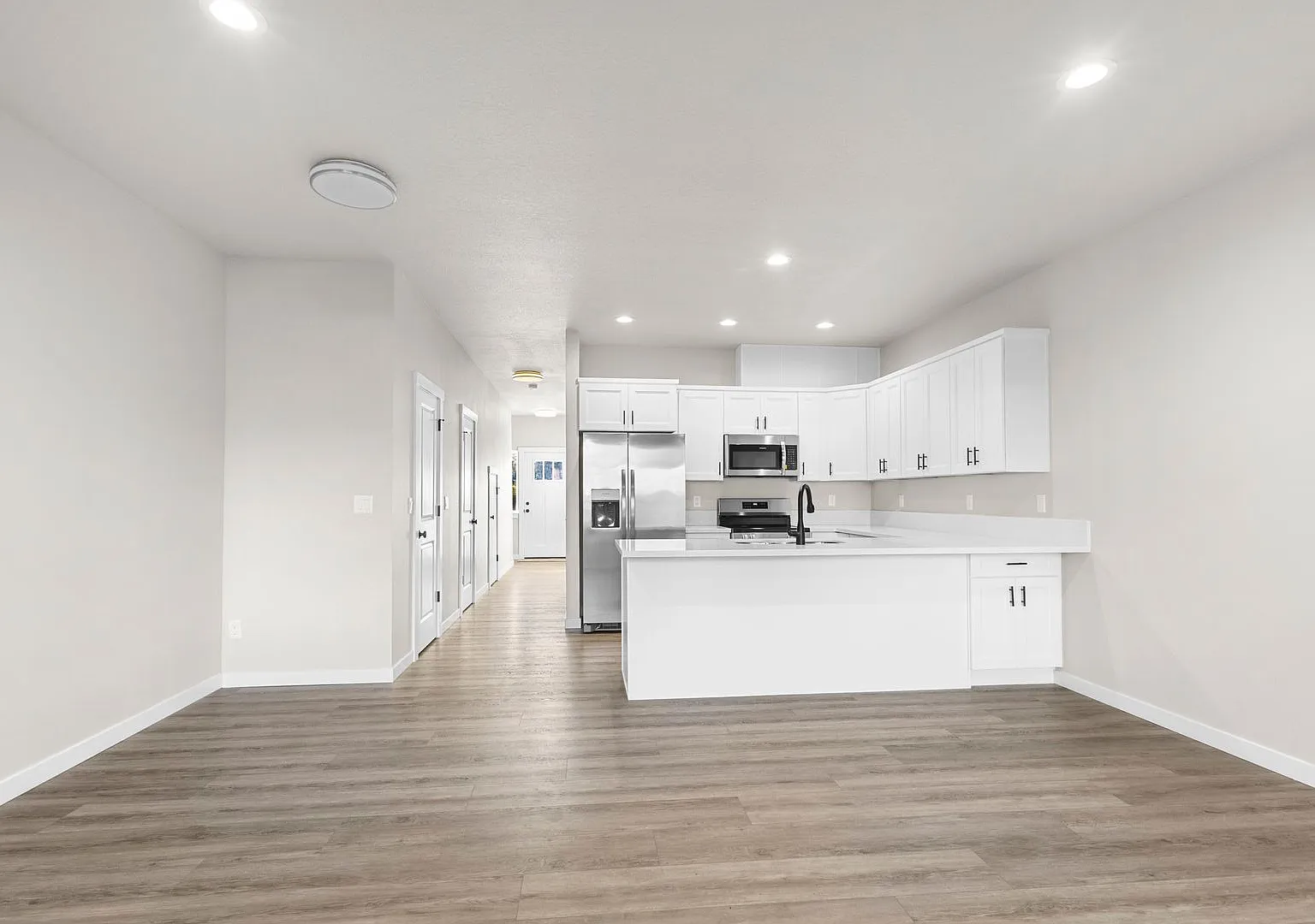 Brand New 3 Bedroom 2.5 bath Triplexes — Photo 2
