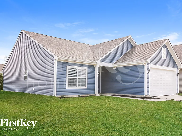 1301 Greenbriar Way — Photo 2