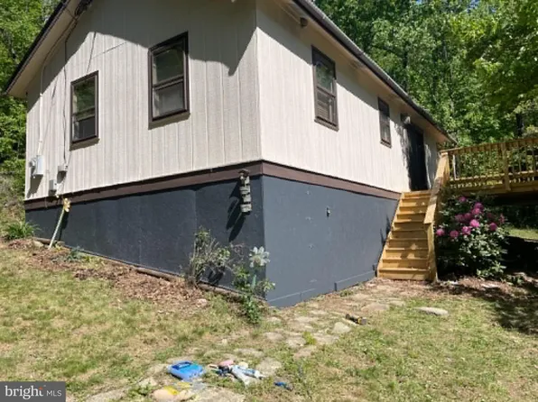 778 Falconwood Dr, Paw Paw, WV 25434